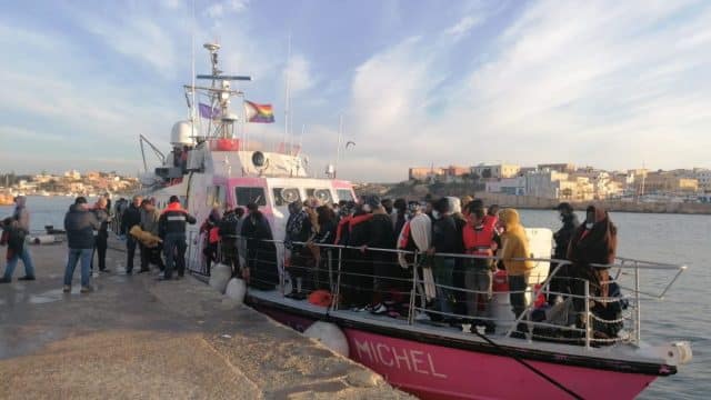 Nuovo record di sbarchi a Lampedusa, con oltre 2mila migranti in 24 ore. Sono 267 gli ultimi approdati sull'isola, fra la notte e l'alba di oggi, dopo che 6 dei 7 barchini sui quali viaggiavano sono stati soccorsi dalla ong Louise Michel e dalle motovedette di Capitaneria e Guardia di finanza. Ieri, sull'isola di Lampedusa, si sono registrati 43 sbarchi con un totale di 1.778 persone. All'hotspot di contrada Imbriacola, da dove ieri sono state trasferite complessivamente 525 persone, al momento ci sono 1.831 ospiti a fronte di poco meno di 400 posti, 25 marzo 2023. ANSA/CONCETTA RIZZO